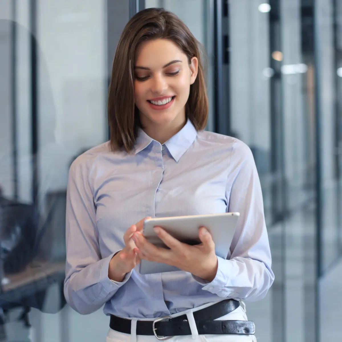 Mitarbeiterin nutzt readyplace Wissensmanagement-Software auf einem Tablet